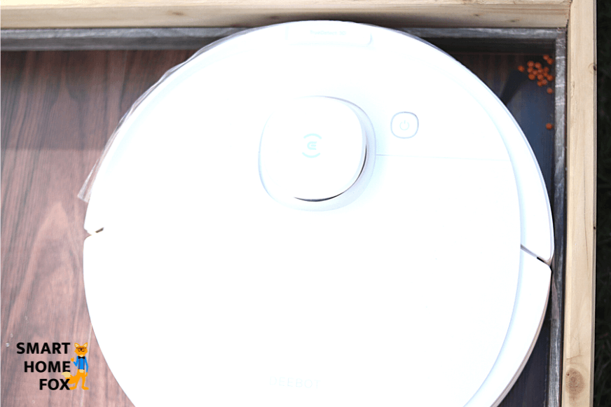 Ecovacs Deebot N8 PRO+ reinigt in einer Ecke